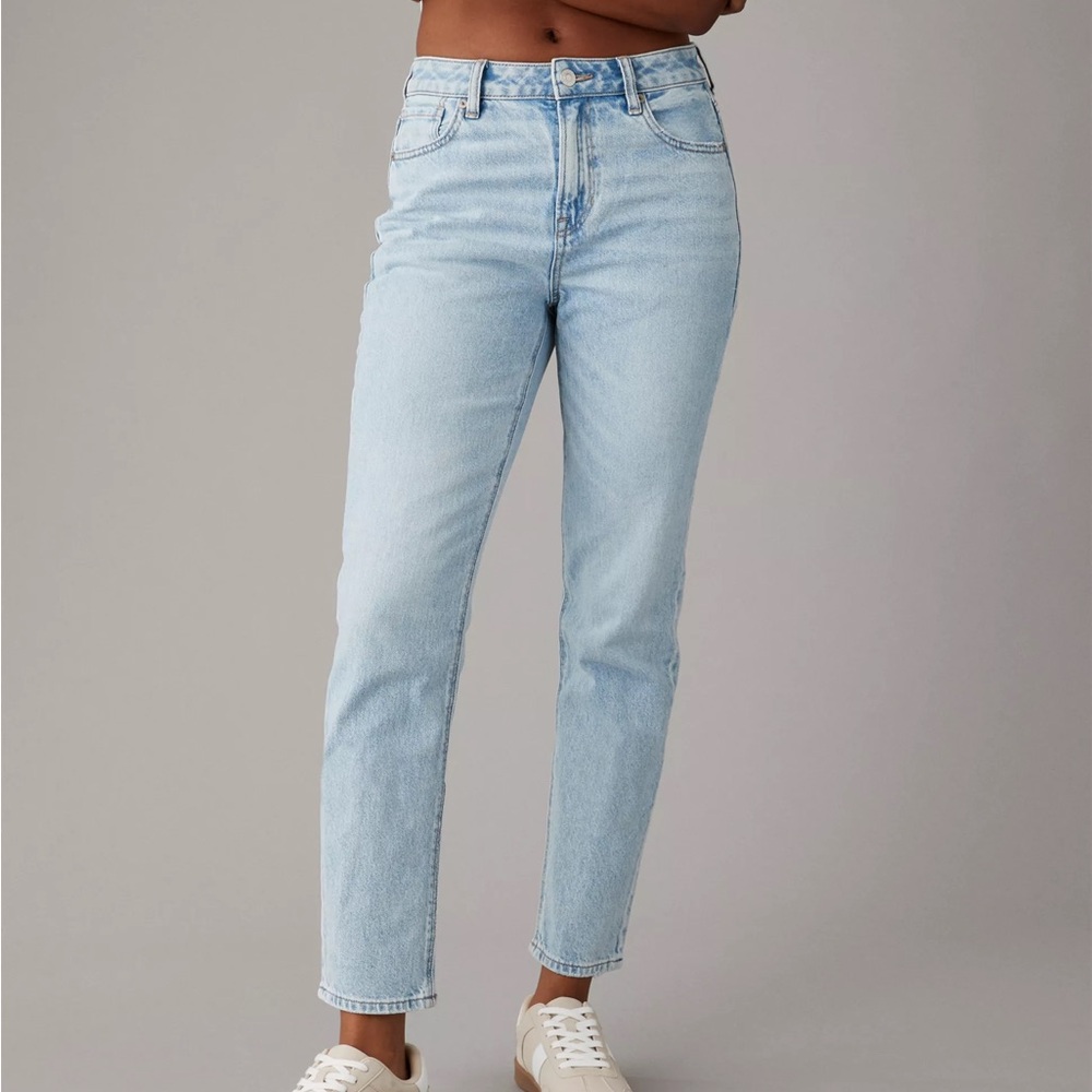 American Eagle Light Wash Mom Jeans Size 4